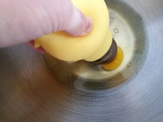 1、彩虹杯子蛋糕,用蛋黄分离器把蛋黄分出来