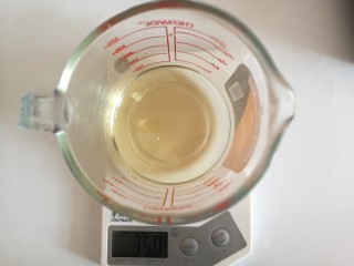 2、彩虹杯子蛋糕,玉米油和水混合均匀