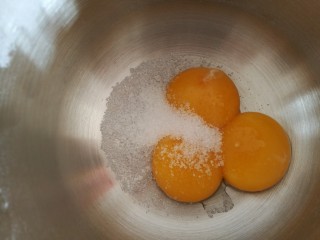 3、彩虹杯子蛋糕,鸡蛋黄加入10克白砂糖混合均匀