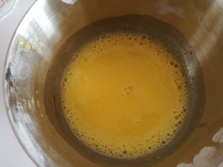 4、彩虹杯子蛋糕,加入玉米油