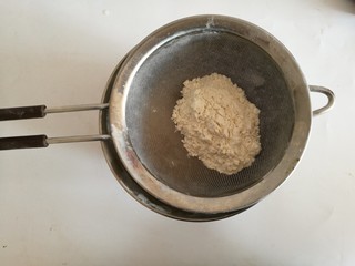 5、彩虹杯子蛋糕,加入过筛的低筋粉