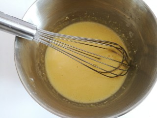 6、彩虹杯子蛋糕,手动蛋抽搅拌均匀即可