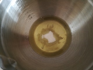 7、彩虹杯子蛋糕,蛋清中加入剩下的白砂糖打发