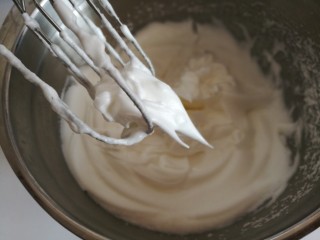 8、彩虹杯子蛋糕,打发成硬性小尖角