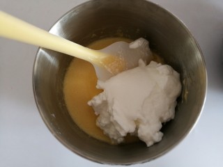 9、彩虹杯子蛋糕,蛋白霜分三次加入蛋黄糊中