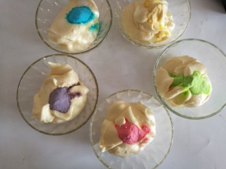 11、彩虹杯子蛋糕,分成五份,分别加入果蔬粉