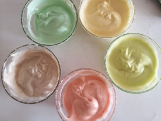 12、彩虹杯子蛋糕,用筷子搅拌几下就好了