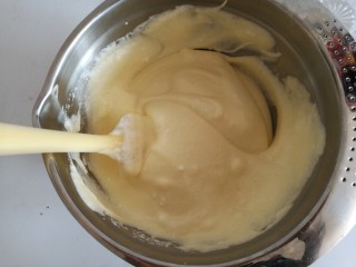 10、彩虹杯子蛋糕,用刮刀快速翻拌