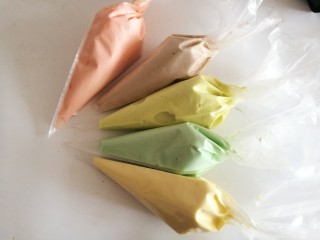 13、彩虹杯子蛋糕,分别装入裱花袋