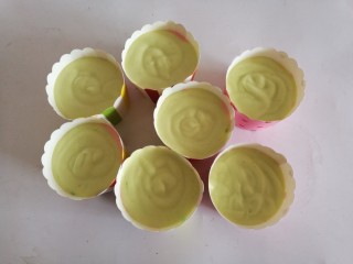 14、彩虹杯子蛋糕,然后挤到杯子里面