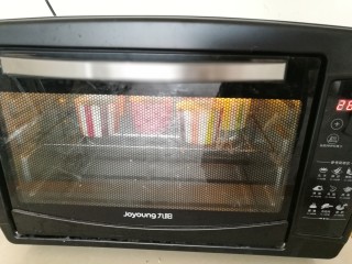 15、彩虹杯子蛋糕,放入预热好的烤箱,160度30分钟