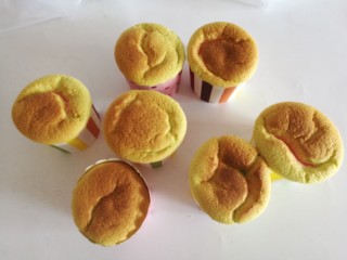 16、彩虹杯子蛋糕,烤好的蛋糕拿出来放凉