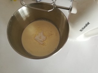 17、彩虹杯子蛋糕,淡奶油加入糖粉打发成裱花状态