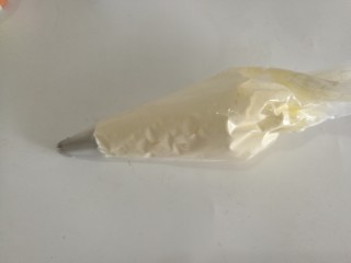 18、彩虹杯子蛋糕,放入裱花袋,就可以等待裱花啦