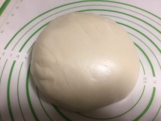 2、豆沙蛋黄酥,揉面结束拿出，揉面垫上稍微整形揉成光滑的面团。