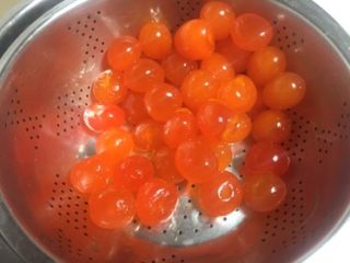 6、豆沙蛋黄酥,醒发面团的时候做内馅。