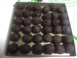 9、豆沙蛋黄酥,全部包好装在盘里放置一边备用。