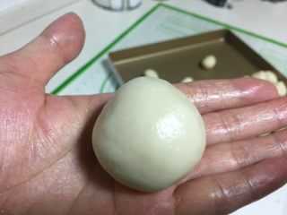 14、豆沙蛋黄酥,收口要有耐心，多转几下。