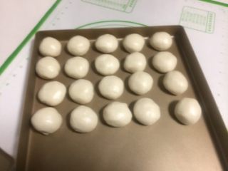 15、豆沙蛋黄酥,全部收口朝下放在烤盘里。