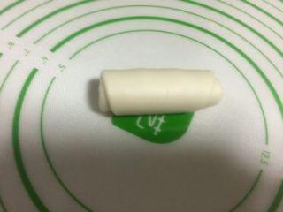 19、豆沙蛋黄酥,自下向上推卷起来。