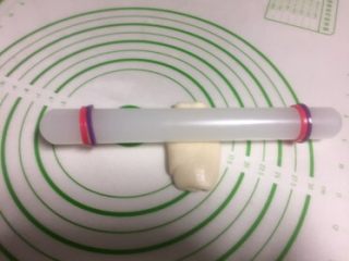 22、豆沙蛋黄酥,重复第一次的动作，往上擀一下。