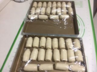 25、豆沙蛋黄酥,盖保鲜膜静止一刻钟。