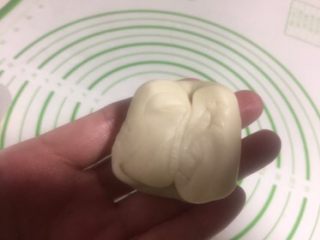 26、豆沙蛋黄酥,两头往中间对折一下。