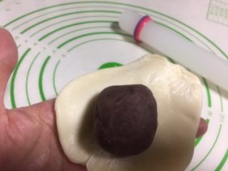 28、豆沙蛋黄酥,豆沙放在圆片中间。