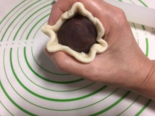 29、豆沙蛋黄酥,用虎口包住内馅。
