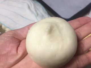 30、豆沙蛋黄酥,收口的尖头可以揪掉，我都是把它按平不浪费。