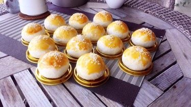 36、豆沙蛋黄酥,彻底凉了以后放进密封的包装盒里。