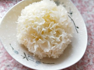 1、养颜营养早餐,糯耳用热水泡发