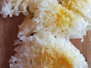 2、养颜营养早餐,切开去除黄色部分