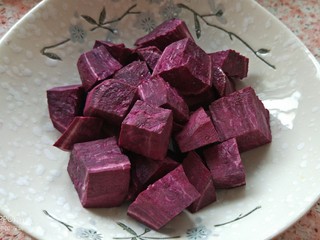 5、养颜营养早餐,紫薯洗净去皮切块