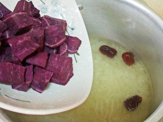 6、养颜营养早餐,糯耳炖出浓浓胶质时放入紫薯