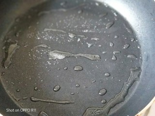 8、养颜营养早餐,平底不粘锅中火，倒入少量油，撒一点盐