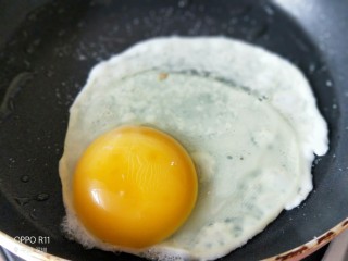 9、养颜营养早餐,打一颗鸡蛋，倒入一点点凉水