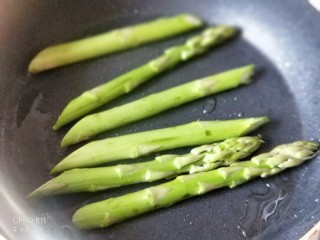 12、养颜营养早餐,放入切段的芦笋翻面煎一两分钟