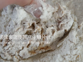 11、有秘方！又香又脆的香辣脆皮鸡翅,用手搓揉鸡翅表面使其产生鳞片状