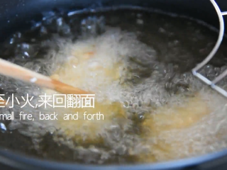 13、有秘方！又香又脆的香辣脆皮鸡翅,下鸡翅，调至小火来回翻面