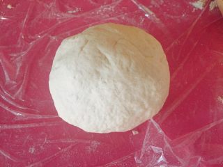 2、玫瑰苹果塔～,把面粉、脱脂奶、鸡蛋放在盆里，揉面成一个球。放置15min。