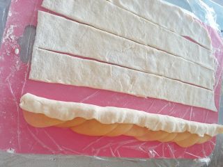 6、玫瑰苹果塔～,把剩余的2/3面条向上折叠，形成如图形状。从最边缘开始卷。