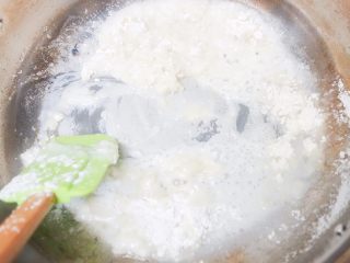 2、青蛙泡芙,	关小火倒入提前准备的低粉迅速搅拌至无干粉颗粒，