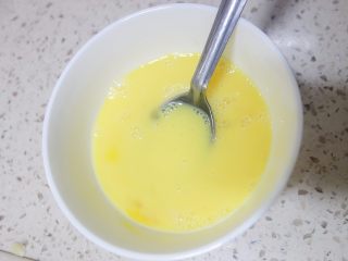 4、青蛙泡芙,将全蛋打散，分4-5次加入冷却的面团，每一次都要等上一次蛋液全部吸收完再加入下一次蛋液