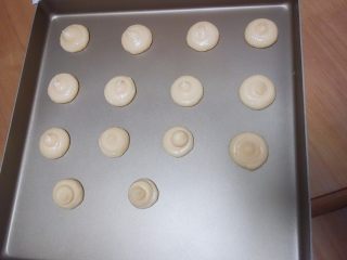 7、青蛙泡芙,将泡芙挤在烤盘上