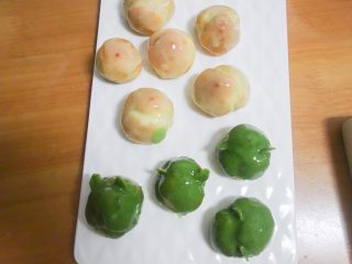 13、青蛙泡芙,、	泡芙用杏仁片插上去做眼睛，挂上抹茶白巧克力，做好以后放冰箱冷冻一夜做装饰