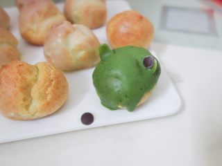14、青蛙泡芙,放上巧克力做眼睛 嘴巴装饰即可