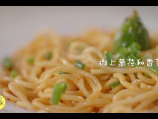 9、秘制麻酱冷面，商家不会透露的秘方,撒上葱花