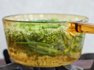 4、麻酱蒜蓉拌豇豆,锅中烧开水，放入豇豆焯约五分钟