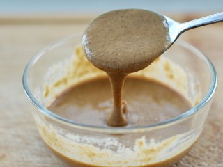 10、麻酱蒜蓉拌豇豆,搅拌成可以流动的粘稠状态